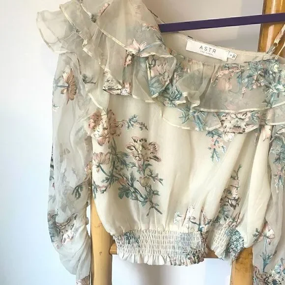 ASTR THE LABEL *NWT* SMALL Ivory Flowered One Shoulder Top - Picture 5 of 9